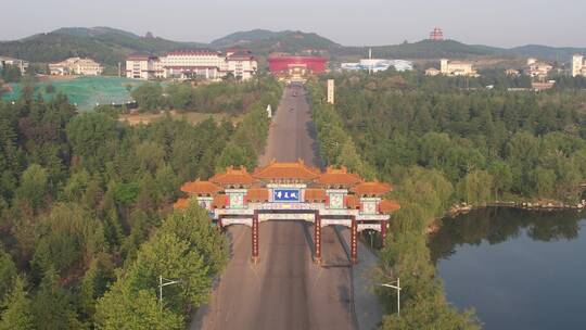 航拍威海华夏城景区主路和牌坊视频素材模板下载