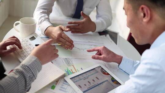 证券投资团队开会讨论业绩