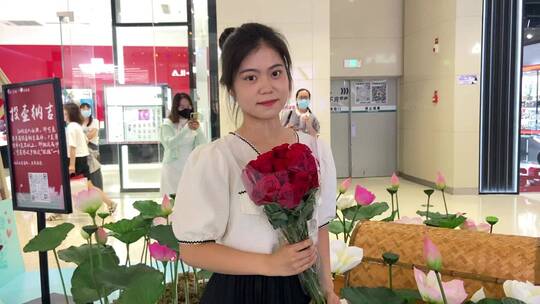 七夕节济南街头，"应急玫瑰"感受浪漫视频素材模板下载