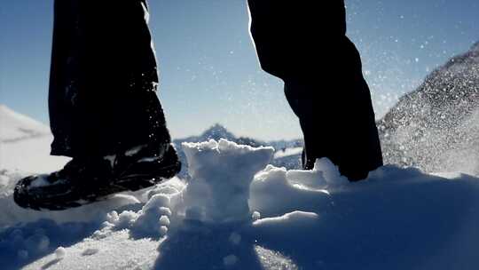 徒步旅行者在高山探险远足在深雪山景观户外