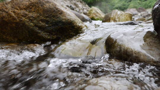 夏日山涧溪流清凉舒心