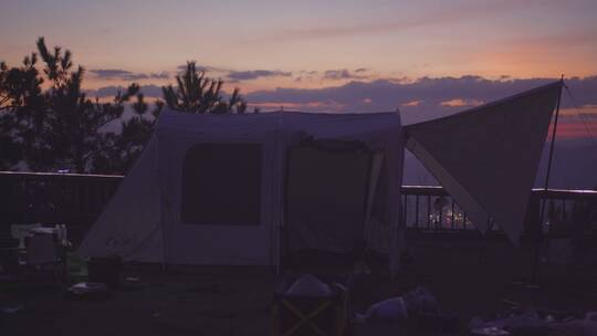 户外露营准备搭帐篷的一家人
