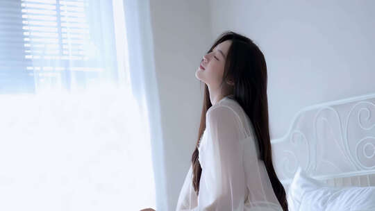 清晨少女的起床伸展