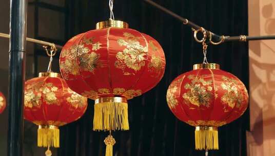 悬挂的中式传统红灯笼