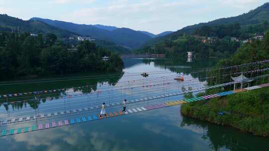 湖面上空行走 步步惊心彩虹步道