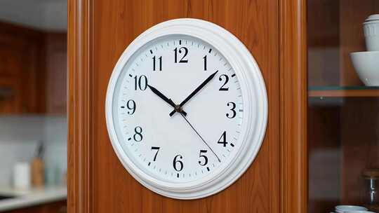 室内挂墙白色时钟特写