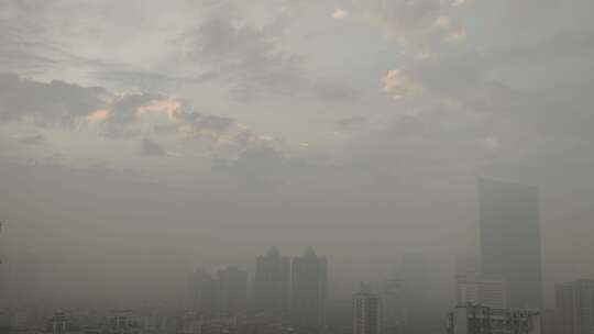 都市浓雾清晨
