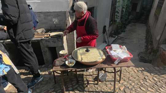 乡村市集：老人古街摆摊卖食物