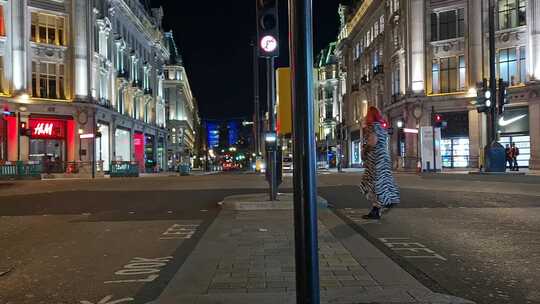 夜间道路上的车辆