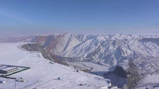 航拍新疆冬季安集海大峡谷红色山脉雪山河流