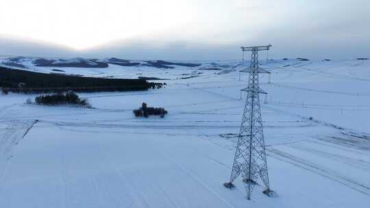 冬季雪原输电线路塔