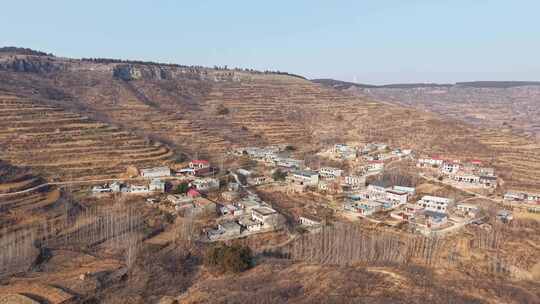 山坡上的村庄全景