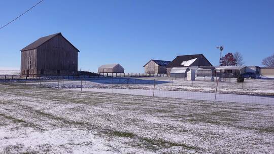 雪地里的农舍和谷仓