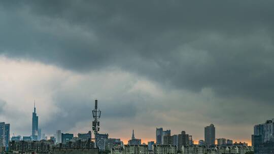 南京暴雨前云海翻涌中的紫峰大厦