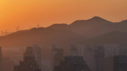 城市与远山的航拍全景