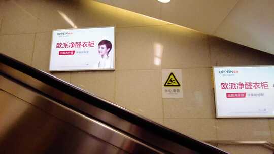 春运杭州火车东站高铁动车乘客出站人流视频视频素材模板下载