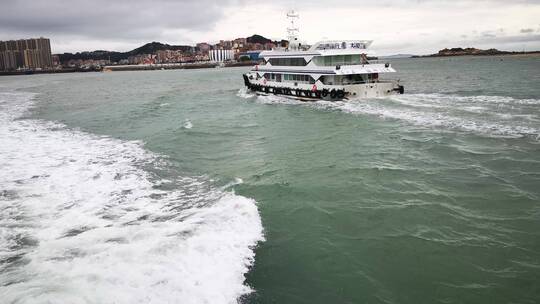 实拍大海海浪浪花游艇