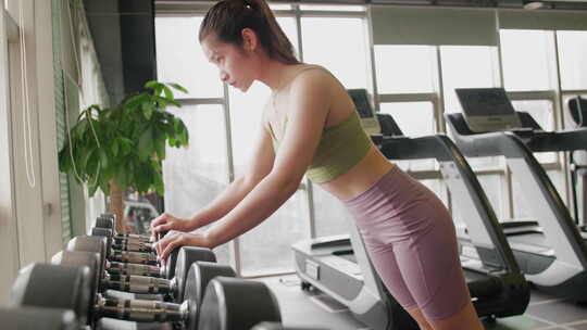 美女健身房锻炼身体视频素材模板下载