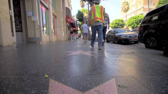 走在好莱坞星光大道上的人视频素材模板下载