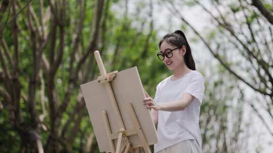 森林画画 森林写生 女孩在公园画画写生