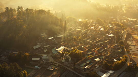 金色光影中的村庄
