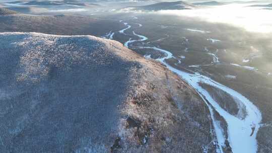 航拍冻雾迷漫的林海雪原冰封河流