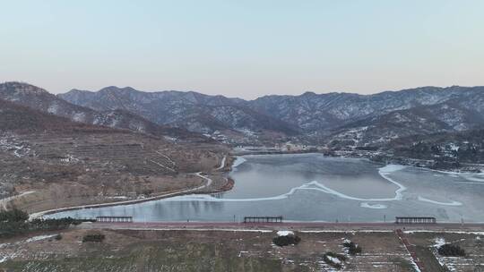 航拍平移威海里口山水库的冰面