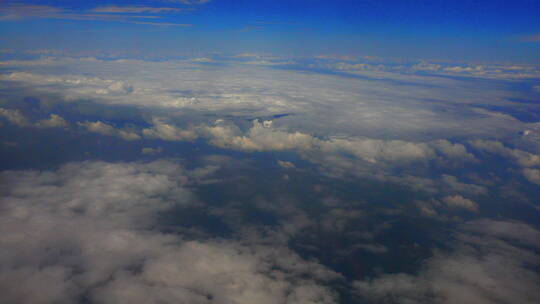 飞机上拍摄云,云和陆地