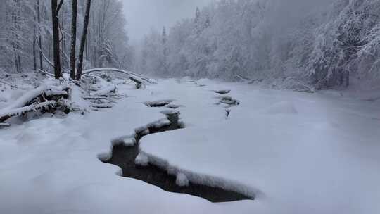 东北冬天长白山寒冷河流不冻河雾凇雪景