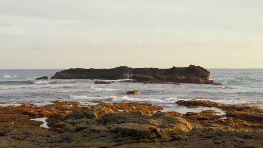 海水冲刷岸边