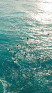 冲浪运动员在海洋中乘风破浪享受冒险和运动