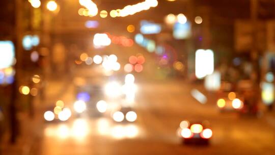 晚间的交通在灯光的映衬下变得模糊不清_