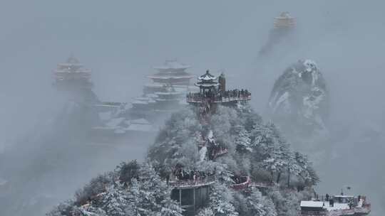 7倍航拍老君山主峰道观群雪云海