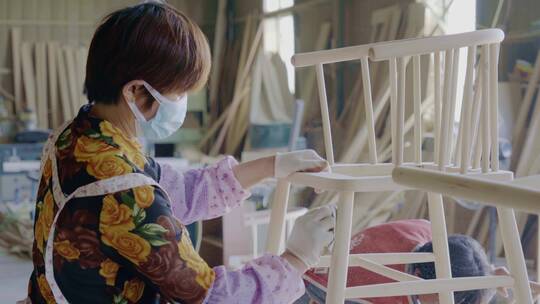 4k实木家具工厂椅子生产打磨特写实拍视频