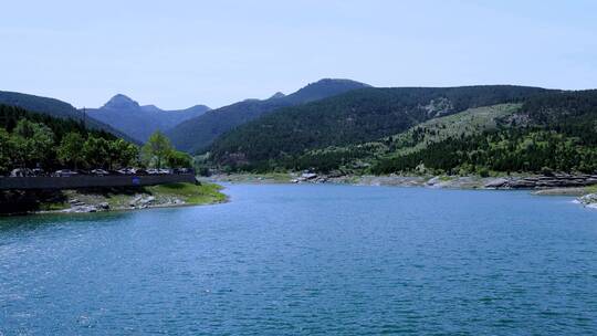 实拍济南浆水泉水库蓝天绿水青山视频