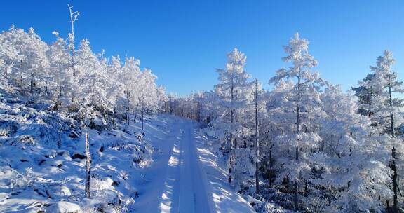 航拍大兴安岭冬季雪域山林雪路风景