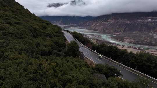 交警骑行在山路