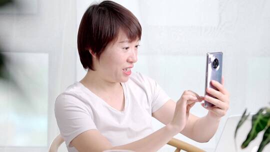 在家使用手机自拍的亚洲年轻女性
