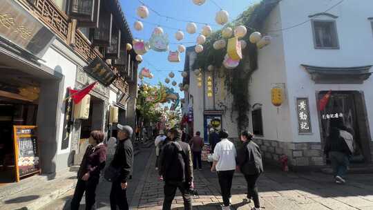 古街行人与悬挂灯笼场景