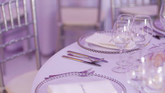 婚礼晚宴的豪华装饰餐桌视频素材模板下载