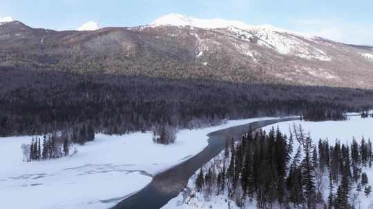 航拍新疆冬季喀纳斯神仙湾晨雾雪山森林雪景