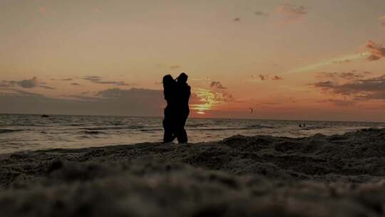 情侣坐在沙滩上亲吻 情侣沙滩拥抱视频素材模板下载