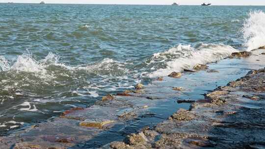 海浪冲击拍打码头