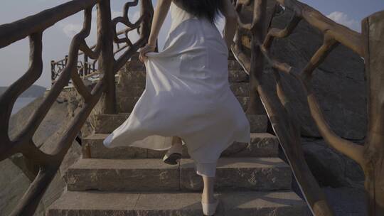 白衣美女奔跑上台阶