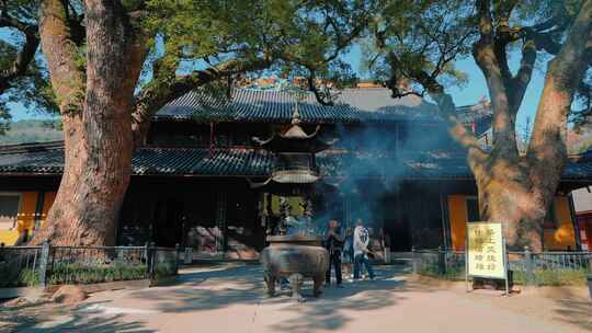 宁波阿育王寺古建筑大殿烧香拜佛