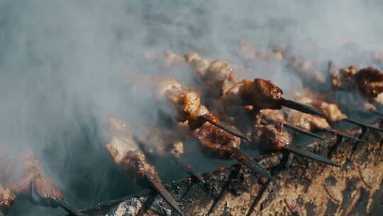 新疆路边烤羊肉串特写慢动作