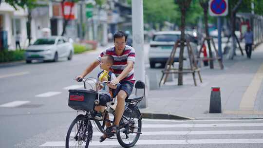 爷爷带娃骑自行车单车载孙子小孩小朋友