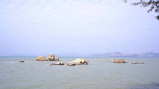 惠州赤砂滨海公园海里的石头