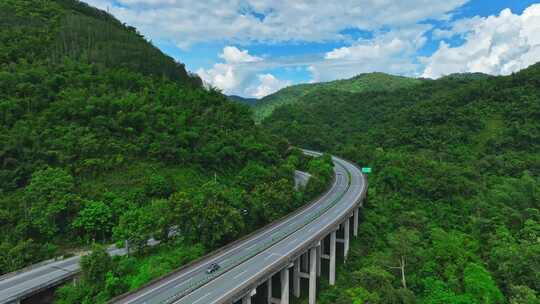 热带雨林里的中国高速公路航拍