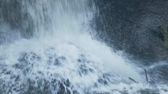 空镜素材：瀑布奔流，白色的水花飞溅高清在线视频素材下载